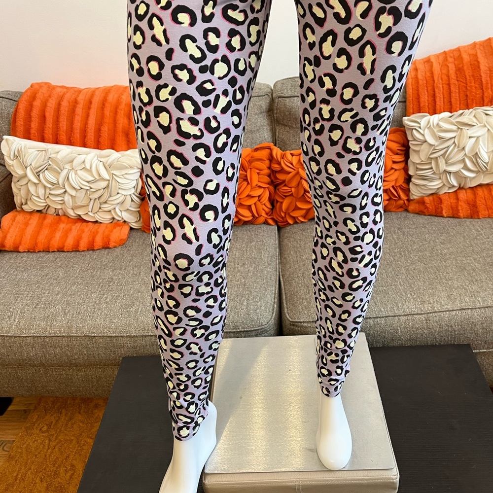 ❣️🆕UGG Purple&Black Animal Print Saylor Leggings❣️ - Picture 4 of 10